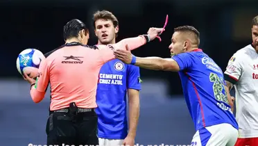 Cruz Azul recibiendo indicaciones del árbitro/FOTO 90 min.