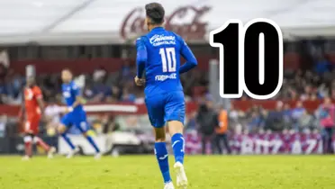 Jugador de Cruz Azul lleva la playera 10 en el estadio Azteca / Mexsports 