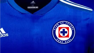 Playera de la marca de las tres letras con el escudo de Cruz Azul / Charly Carmona 