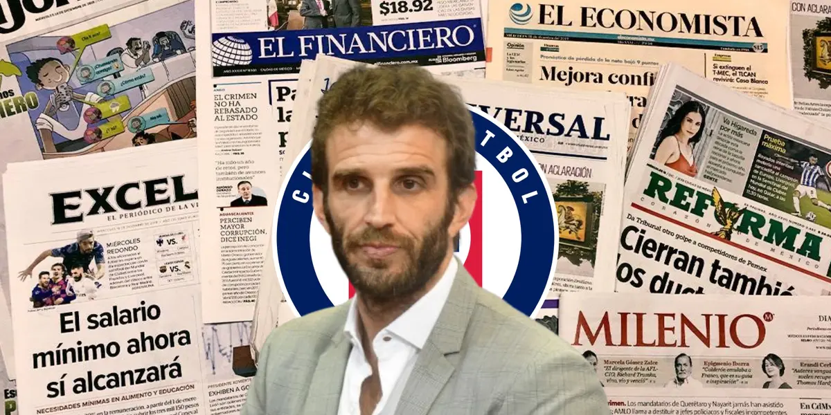 Iván Alonso detrás el escudo de Cruz azul y periódicos/La Máquina Celeste