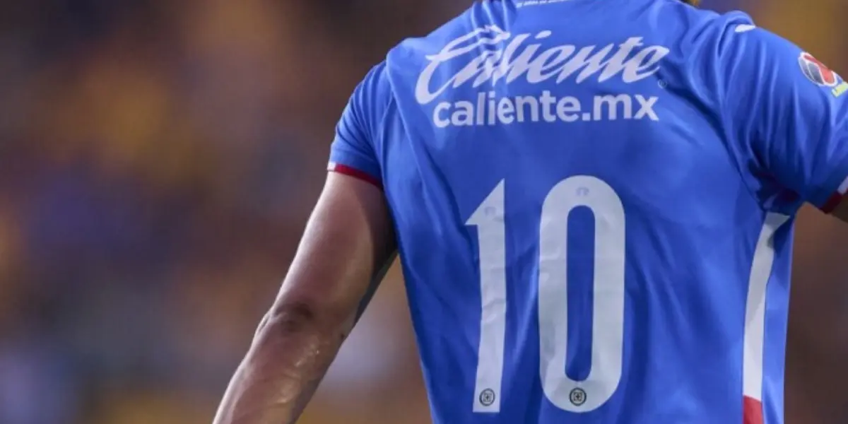 Jugador de Cruz Azul usa la playera 10 / Mexsports