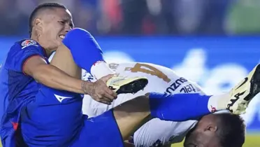 Uriel Antuna y Lisandro Magallán en el partido entre Cruz Azul y Pumas/ Foto: Claro Sports