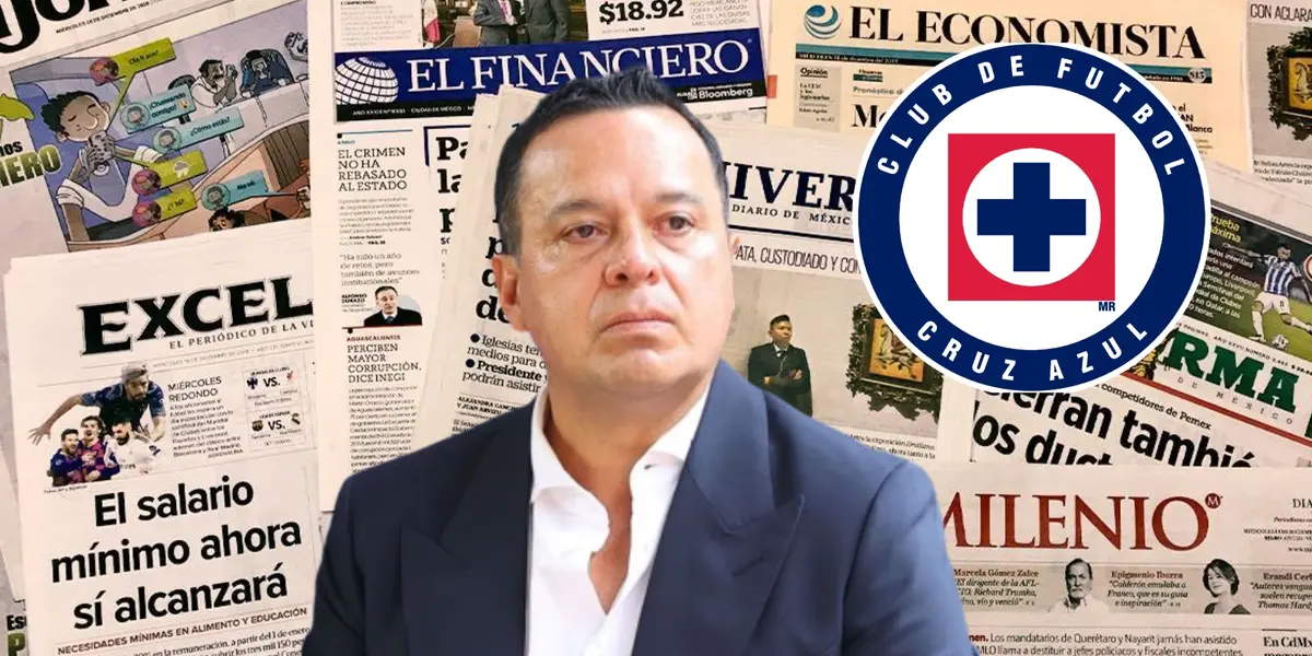 Víctor Velázquez con el escudo de Cruz Azul, de fondo periódicos mexicanos