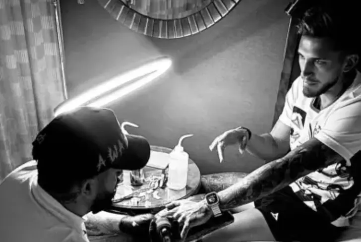 Piovi y el tatuaje con Miguel Sandoval - Foto: IG Miguel Sandoval