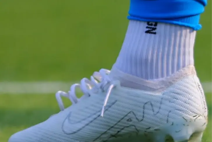 Los zapatos de Luka Romero - Foto: Captura de pantalla