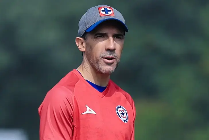 Vicente Sánchez con Cruz Azul - Foto: X (@AzulBasicas)