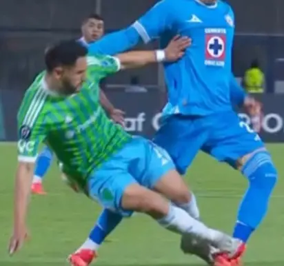 Y el árbitro no marcó la roja - Foto: Captura de pantalla