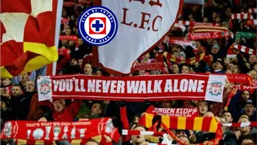 Aficionados de Liverpool en el estadio Anfield Road, a la izquierda el escudo de Cruz Azul / ABC
