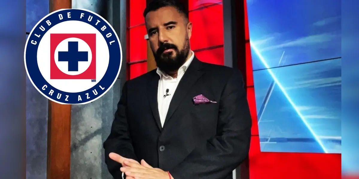 Álvaro Morales antes de empezar un programa con el escudo de Cruz Azul