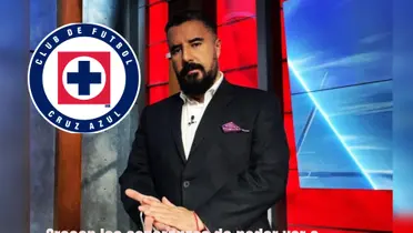 Álvaro Morales antes de empezar un programa con el escudo de Cruz Azul