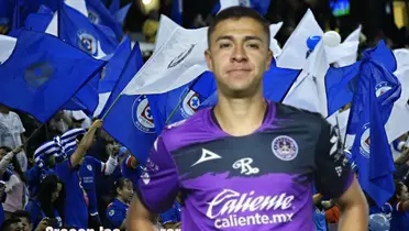Andrés Montaño aún con jersey de Mazatlán, detrás afición de Cruz Azul/La Máquina Celeste
