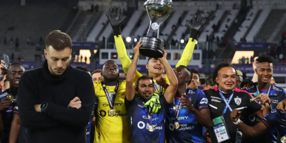 Anselmi, con el equipo campeón de Independiente del Valle/La Máquina Celeste