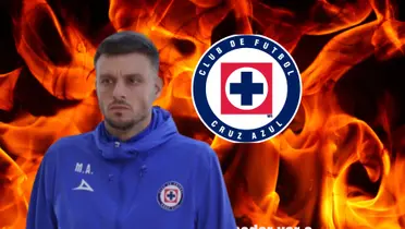 Anselmi con el logo de Cruz Azul y fondo de fuego/La Máquina Celeste