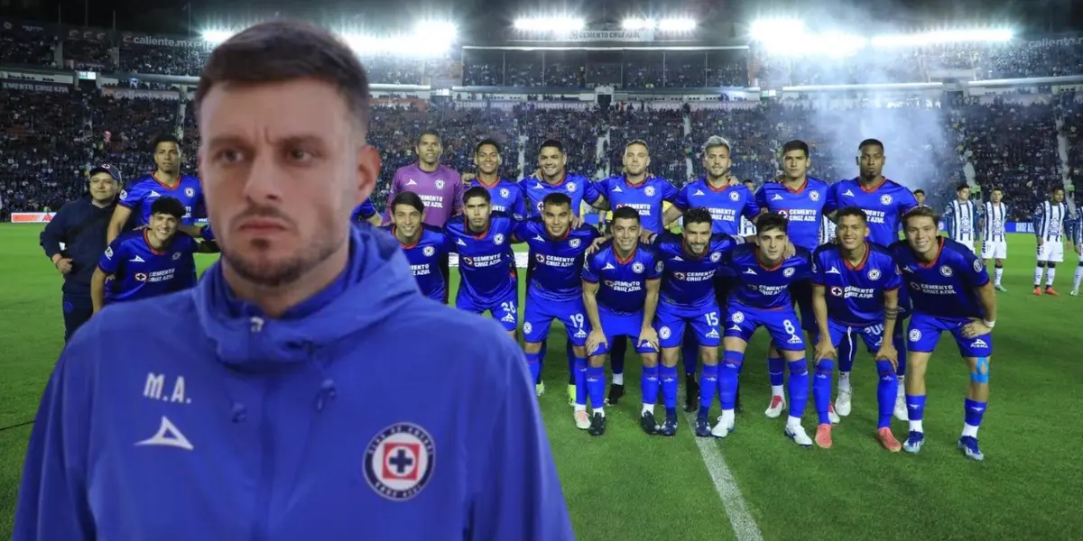 Anselmi en primer plano y de fondo el equipo de Cruz Azul