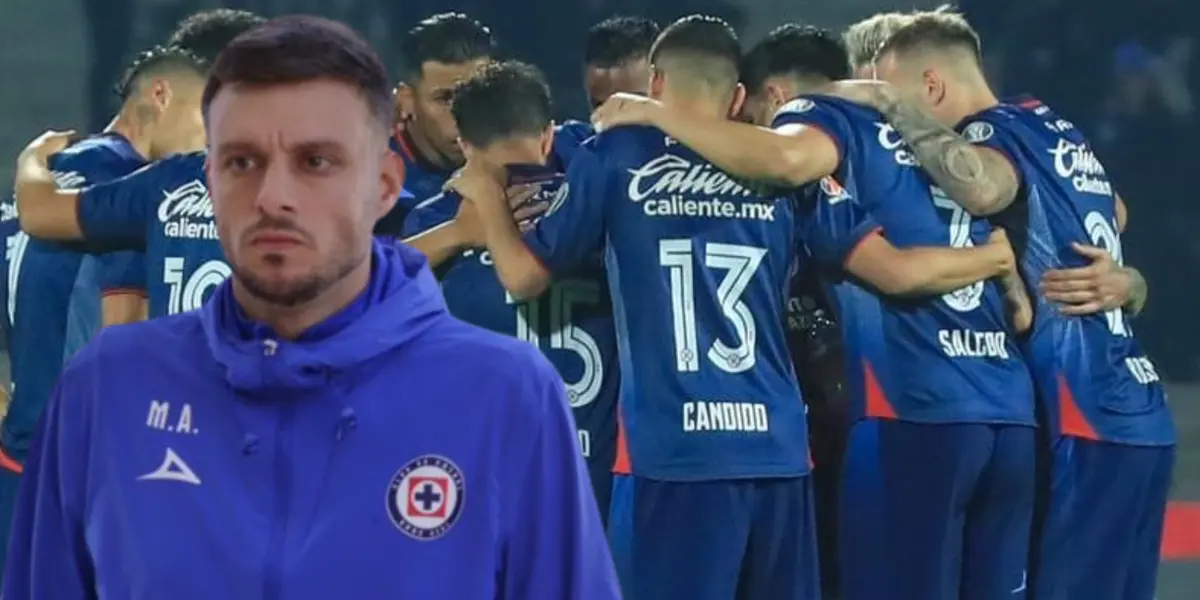 Anselmi y de fondo el equipo de Cruz Azul