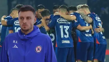 Anselmi y de fondo el equipo de Cruz Azul