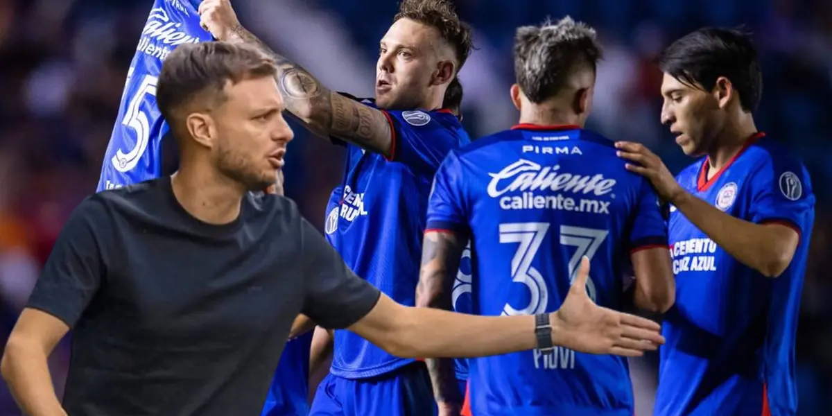 Anselmi y de fondo el equipo de Cruz Azul