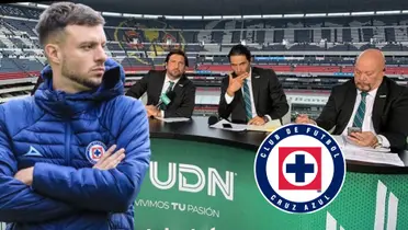 Anselmi y logo de Cruz Azul, de fondo mesa de TUDN