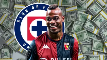Balotelli con el escudo de Cruz Azul/FOTO: CalcioNapoli24