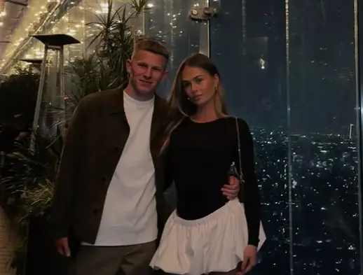 Mateusz Bogusz junto a su pareja en el restaurante - Foto: Captura de pantalla