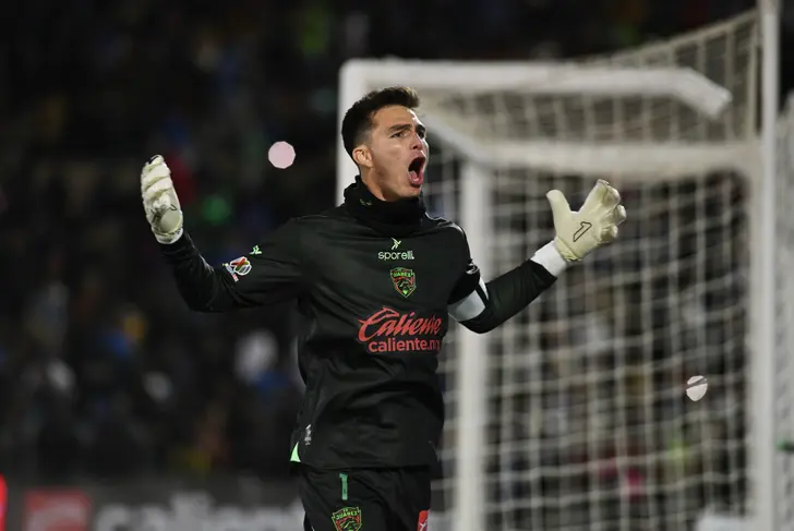 Festejo de Sebastián Jurado tras vencer a Cruz Azul 