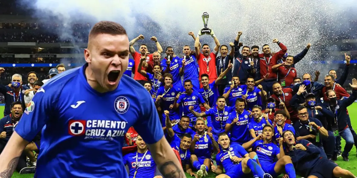 Cabecita Rodríguez celebrando gol, de fondo el Cruz Azul campeón/FOTO La Máquina celeste