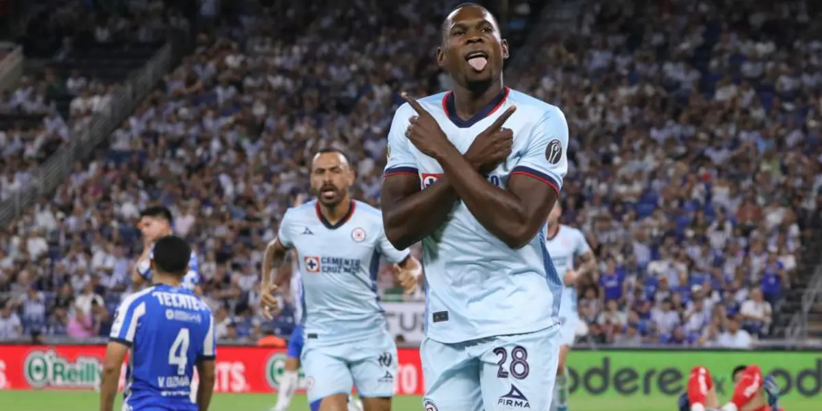 Cambindo no convenció a Anselmi y se fue a préstamo / @CruzAzul