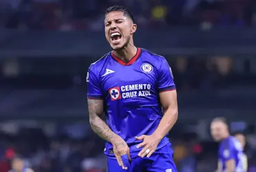 Carlos Salcedo ha estado rodeado de polémicas desde su llegada a Cruz Azul y ahora su continuidad en Cruz Azul pende de un hilo