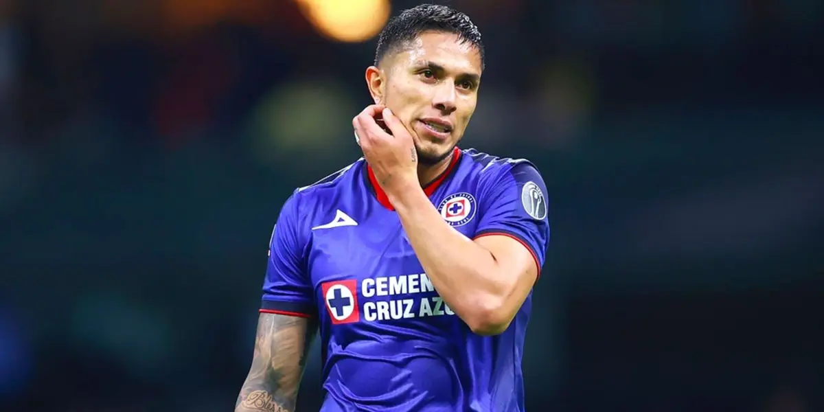 Carlos Salcedo ya no entra en planes del club, pero parece que su salida no está concretada
