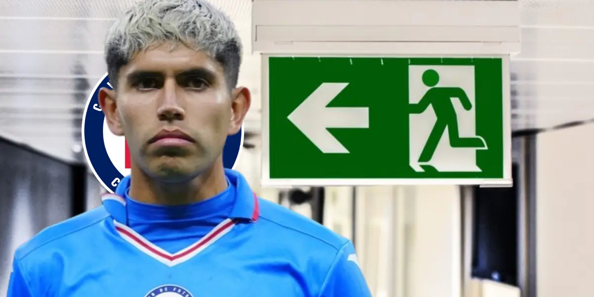 Carlos Vargas, de fondo salida de emergencia y logo de Cruz Azul