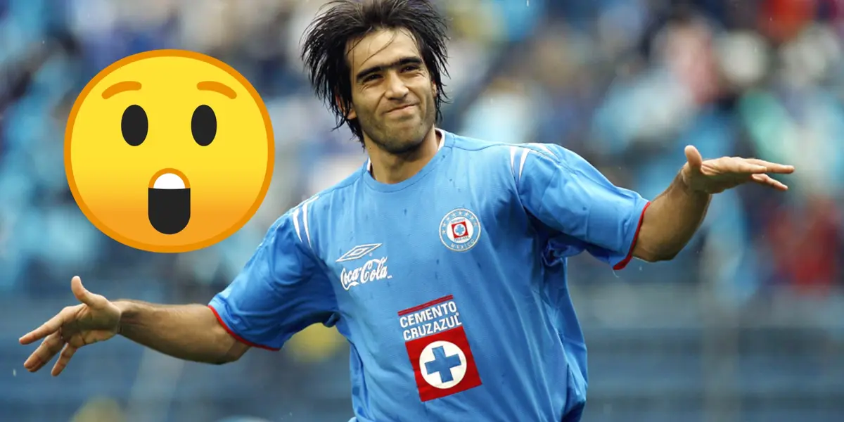 César Chelito Delgado celebrando gol con jersey de Cruz Azul