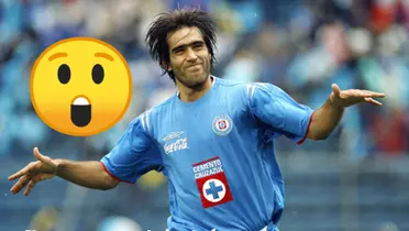 César Chelito Delgado celebrando gol con jersey de Cruz Azul