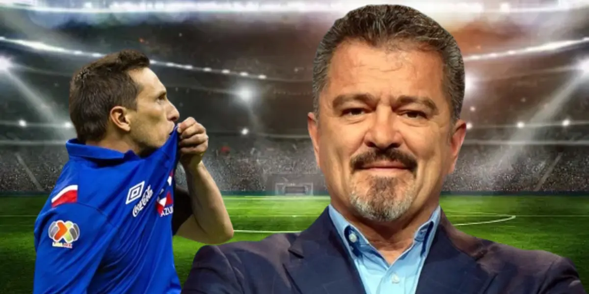 Chaco Giménez besando el escudo de Cruz Azul y Carlos Hermosillo/FOTO La Máquina Celeste