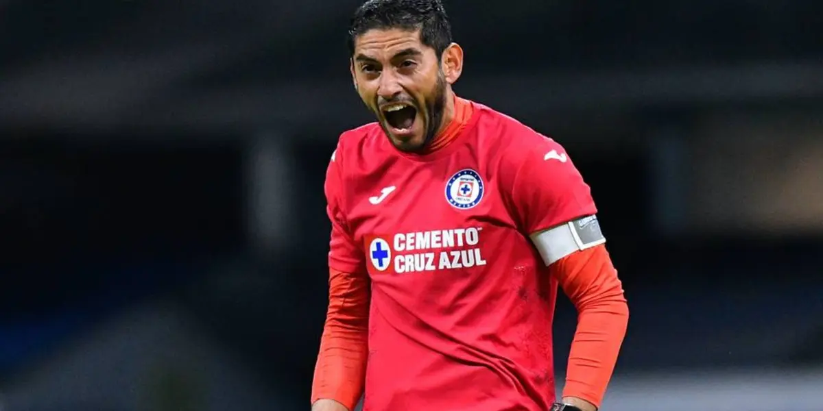 ‘Chuy’ Corona sufrió una lesión que lo tiene fuera desde hace más de un mes de Cruz Azul