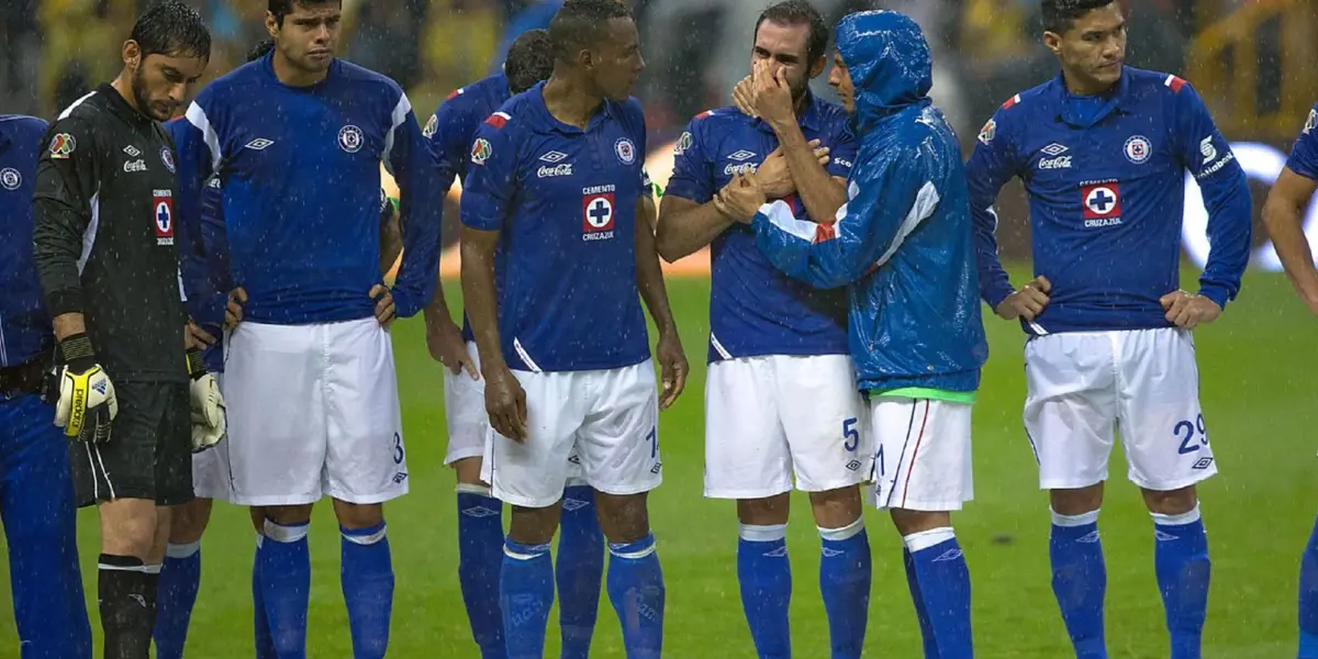 Cruz Azul cabizbajo después de perder la final 2013