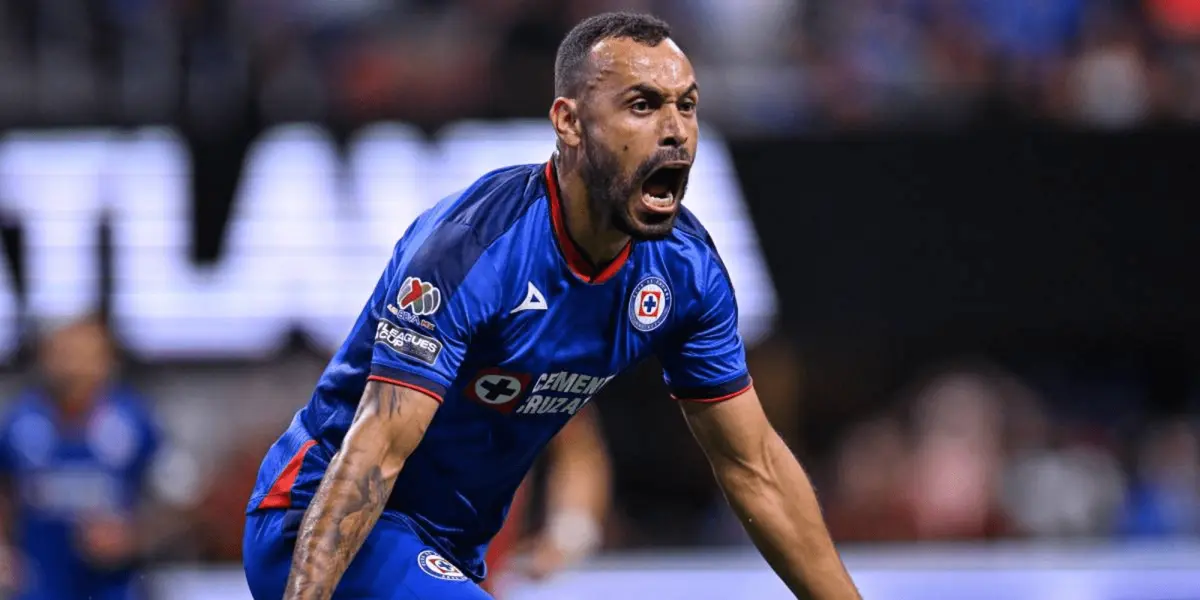 Cruz Azul toma ventaja en un electrizante primer tiempo con una genialidad de Moisés Vieira