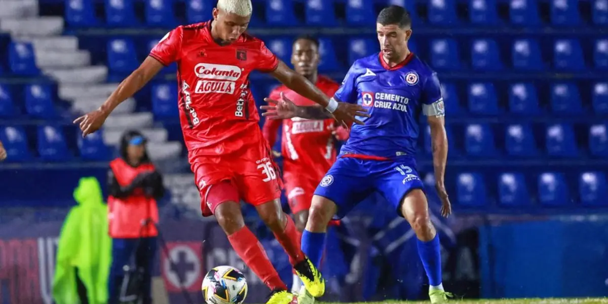 Cruz Azul vs América de Cali, Erik Lira, Rivero peleando un balón/La Máquina Celeste