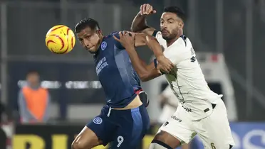 Dos jugadores disputan una pelota en el partido Pumas vs Cruz Azul / EFE