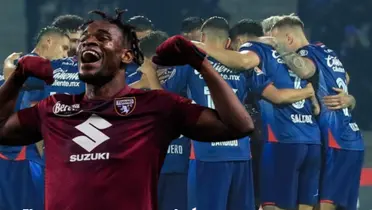 Duván Zapata, el equipo de Cruz Azul de fondo/FOTO La Máquina Celeste