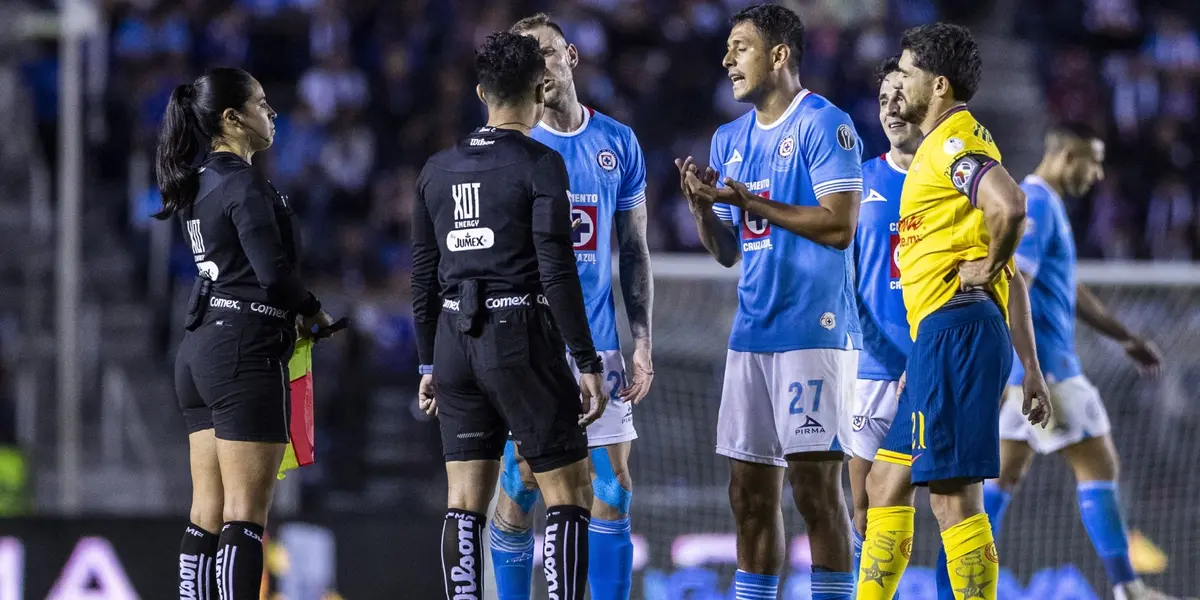 El arbitraje volvió a ser causa de polémica en una eliminación de Cruz Azul ante América | Foto: MexSport