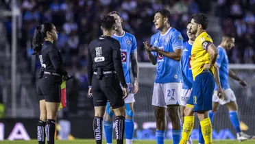 El arbitraje volvió a ser causa de polémica en una eliminación de Cruz Azul ante América | Foto: MexSport