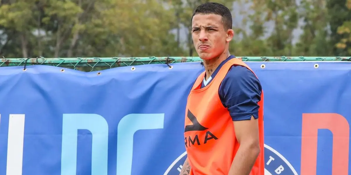 El colombiano tuvo poca acción en el terreno de juego / @CruzAzul