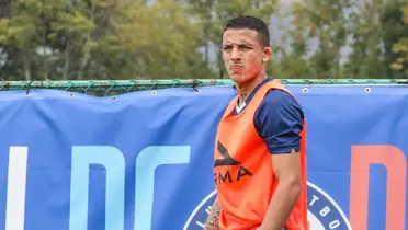 El colombiano tuvo poca acción en el terreno de juego / @CruzAzul