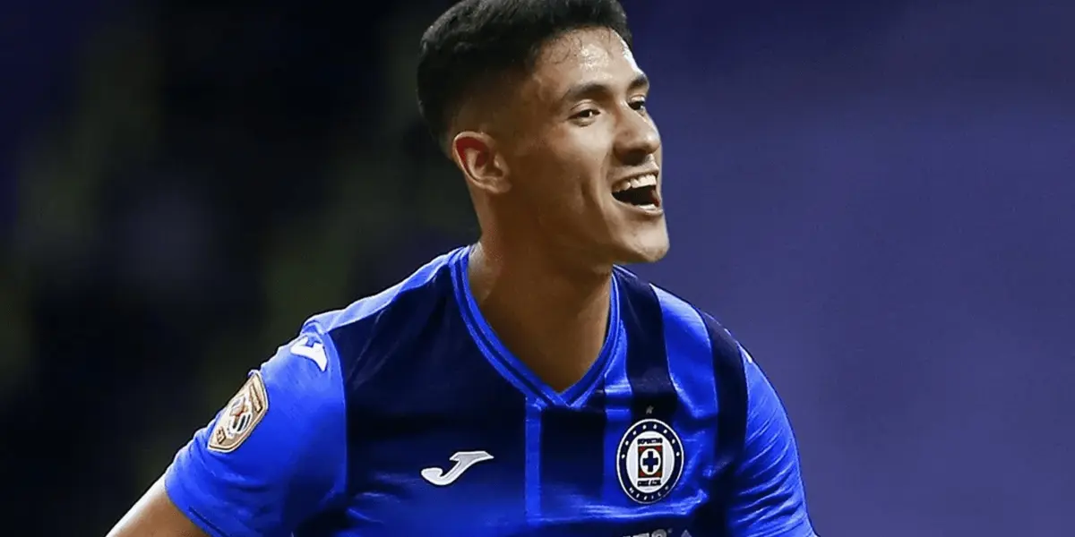 El delantero mexicano tendría competencia por la titularidad en el cuadro celeste