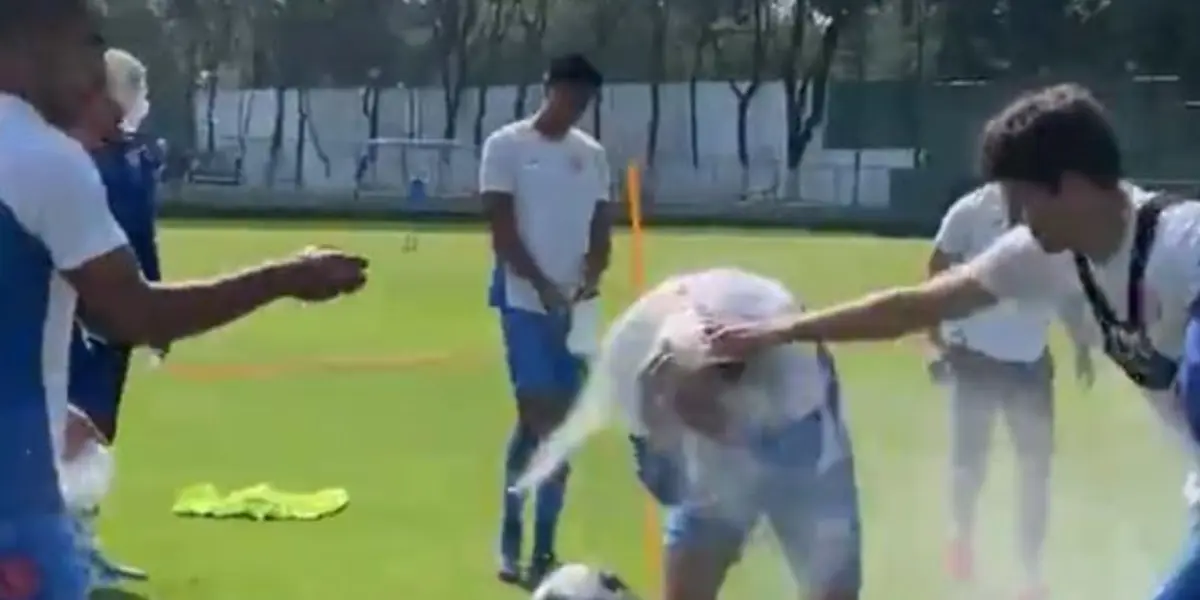 El joven mediocampista de Cruz Azul cumple 22 años y se lo festejaron con una broma pesada