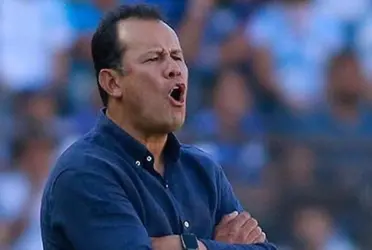 El técnico peruano no salió a la banca con su equipo en el juego de Pumas contra Cruz Azul