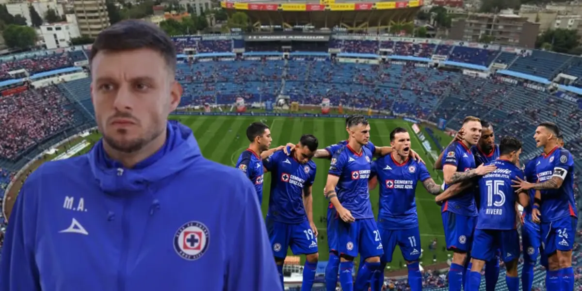 Equipo de Cruz Azul celebrando gol, Anselmi en el fondo/FOTO La Máquina Celeste
