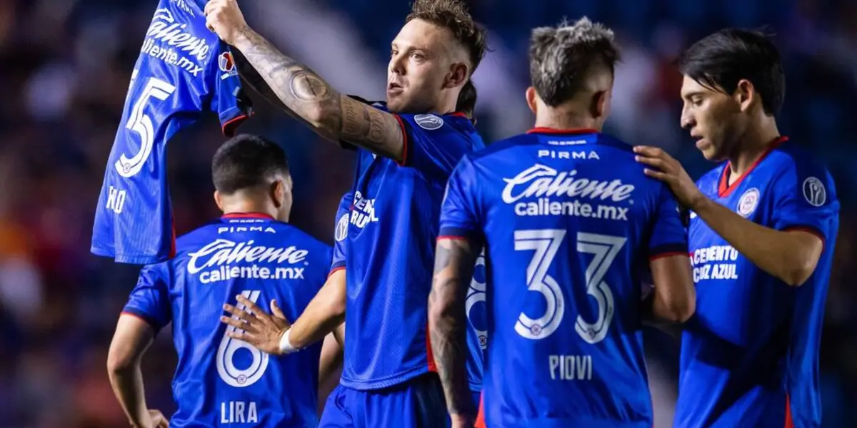 Equipo de Cruz Azul celebrando gol, con jersey de Rivero en lo alto/La Máquina Celeste