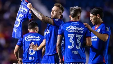 Equipo de Cruz Azul celebrando gol, con jersey de Rivero en lo alto/La Máquina Celeste