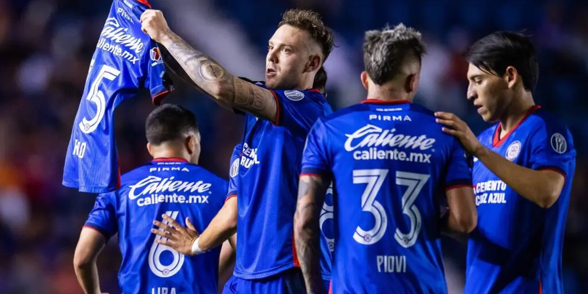 Equipo de Cruz Azul celebrando un gol/La Máquina Celeste
